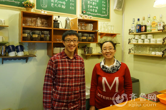 张旭东（左）与非鱼咖啡馆老板刘女士合影留念。隋欣 摄