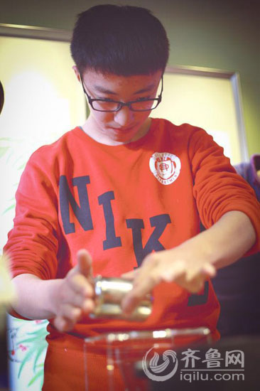 张旭东在制作咖啡（受访者供图）